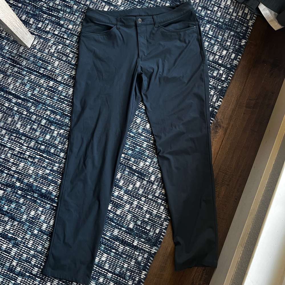 Like new lululemon Commuter pant size 34 gray